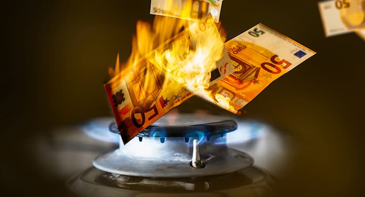 Banknotes burn in gas flame