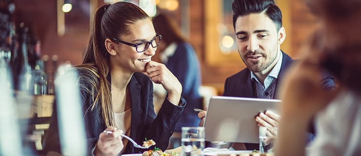 Conversation de travail pendant le dîner