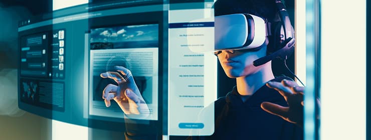 Personne avec des lunettes de réalité virtuelle