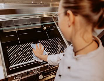 Consejos de cocción frontal El cocinero limpia la estación de cocción BPRO Placa de cocción