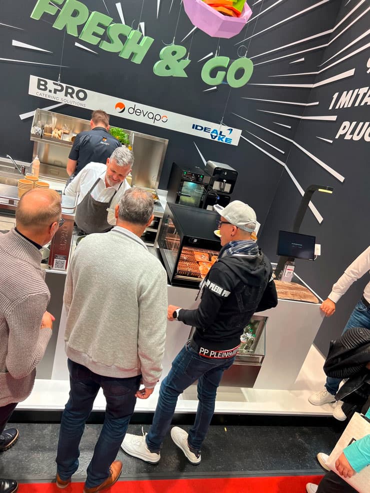 Fresh&Go Messestand mit Kunden