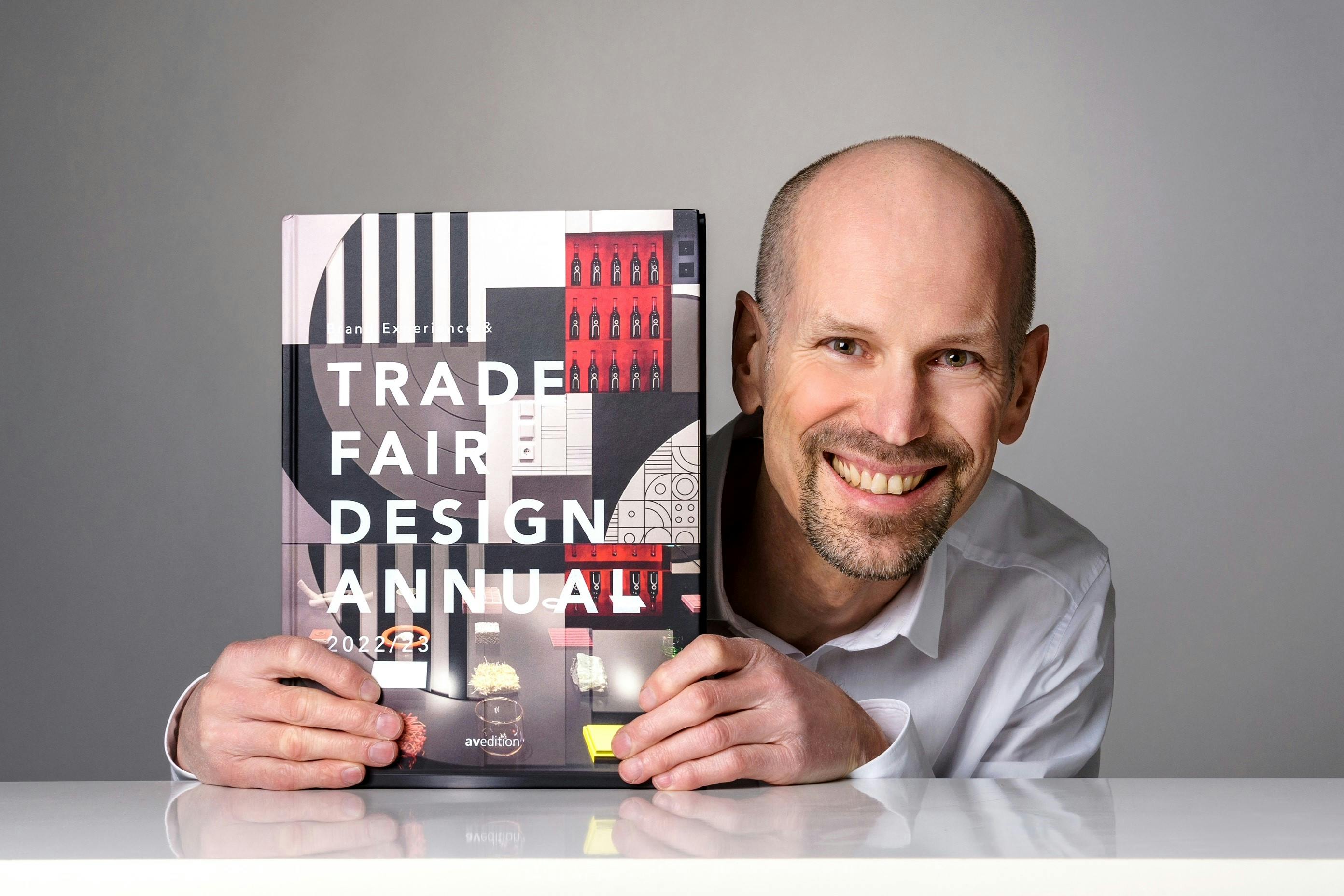 Markus Brieskorn mit Jahrbuch Trade Fair Design Annual