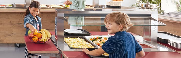 Kinderen bij het buffet bij de BPRO BasicLineKids