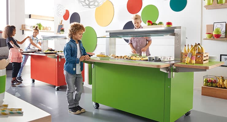 Les enfants reçoivent des repas scolaires de BPRO BasicLine