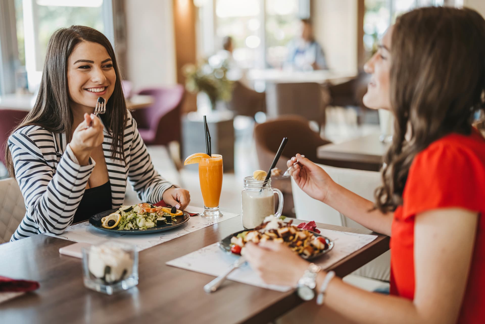 Zwei_Frauen_beim_Essen