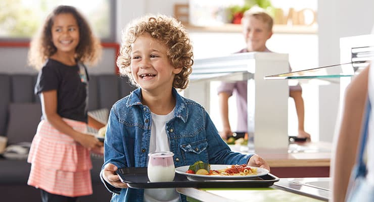 Les enfants reçoivent des repas scolaires de BPRO BasicLine