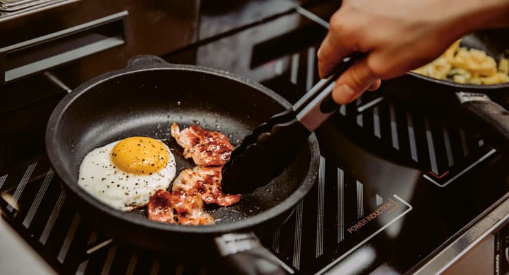 Pfanne mit Speck und Spiegelei auf BPRO Cook