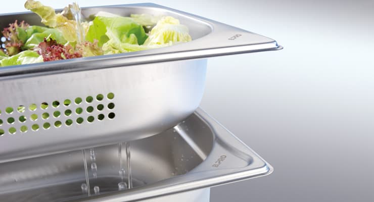 Finally, inserts serve as spacers between the container base and the food. A typical application: allowing salad to drain properly.