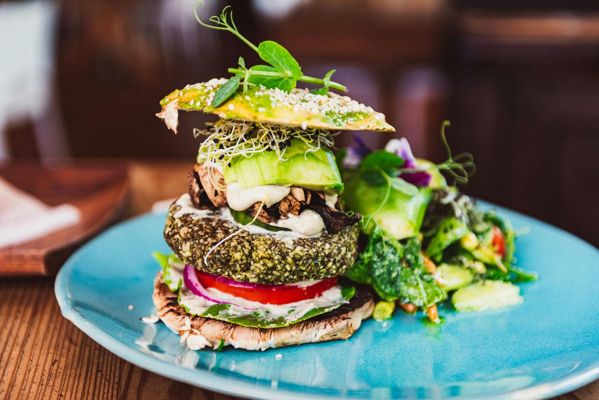 Veganer Burger auf Teller