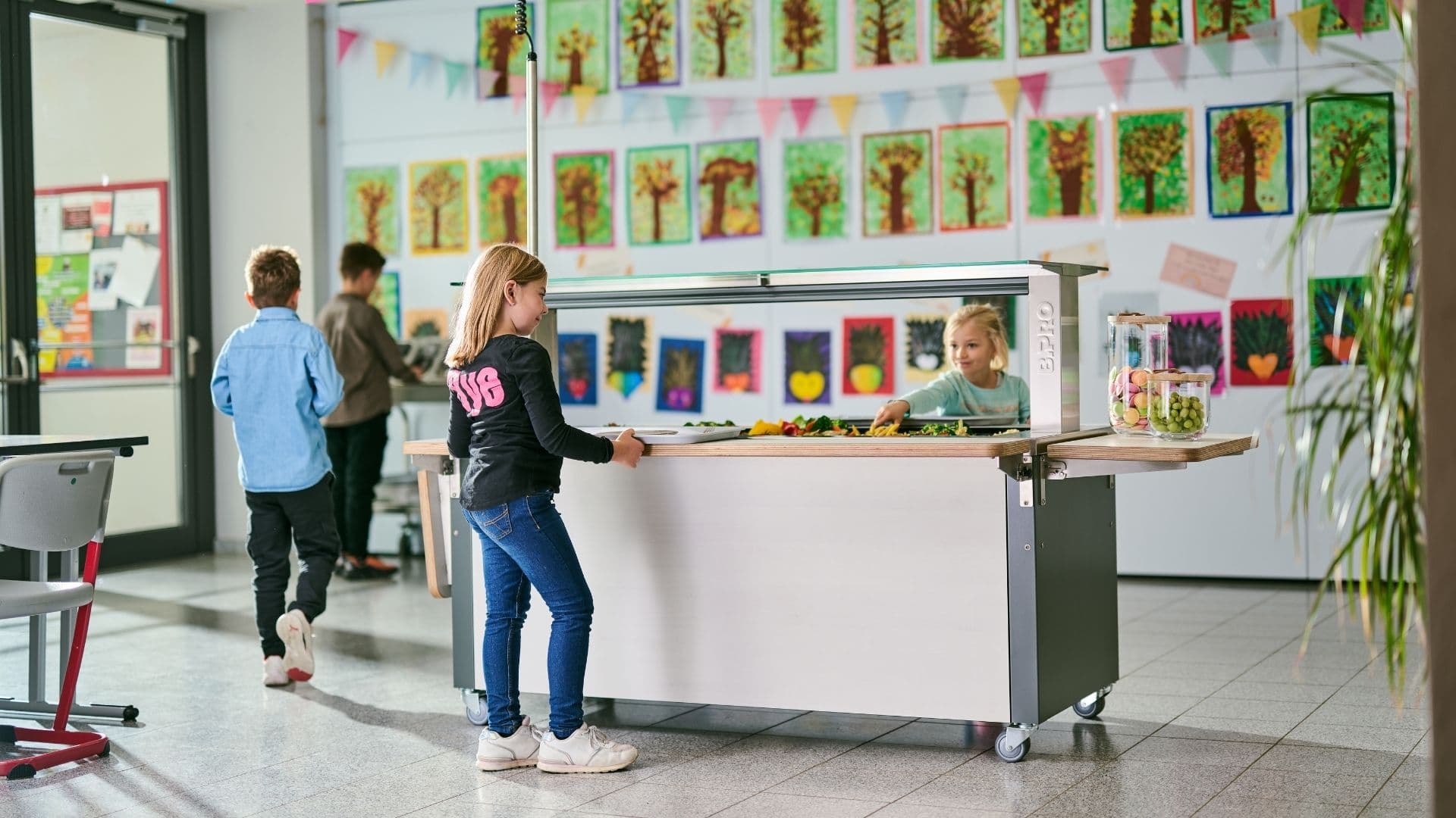 Children in the canteen at BPRO Basic Line Kids