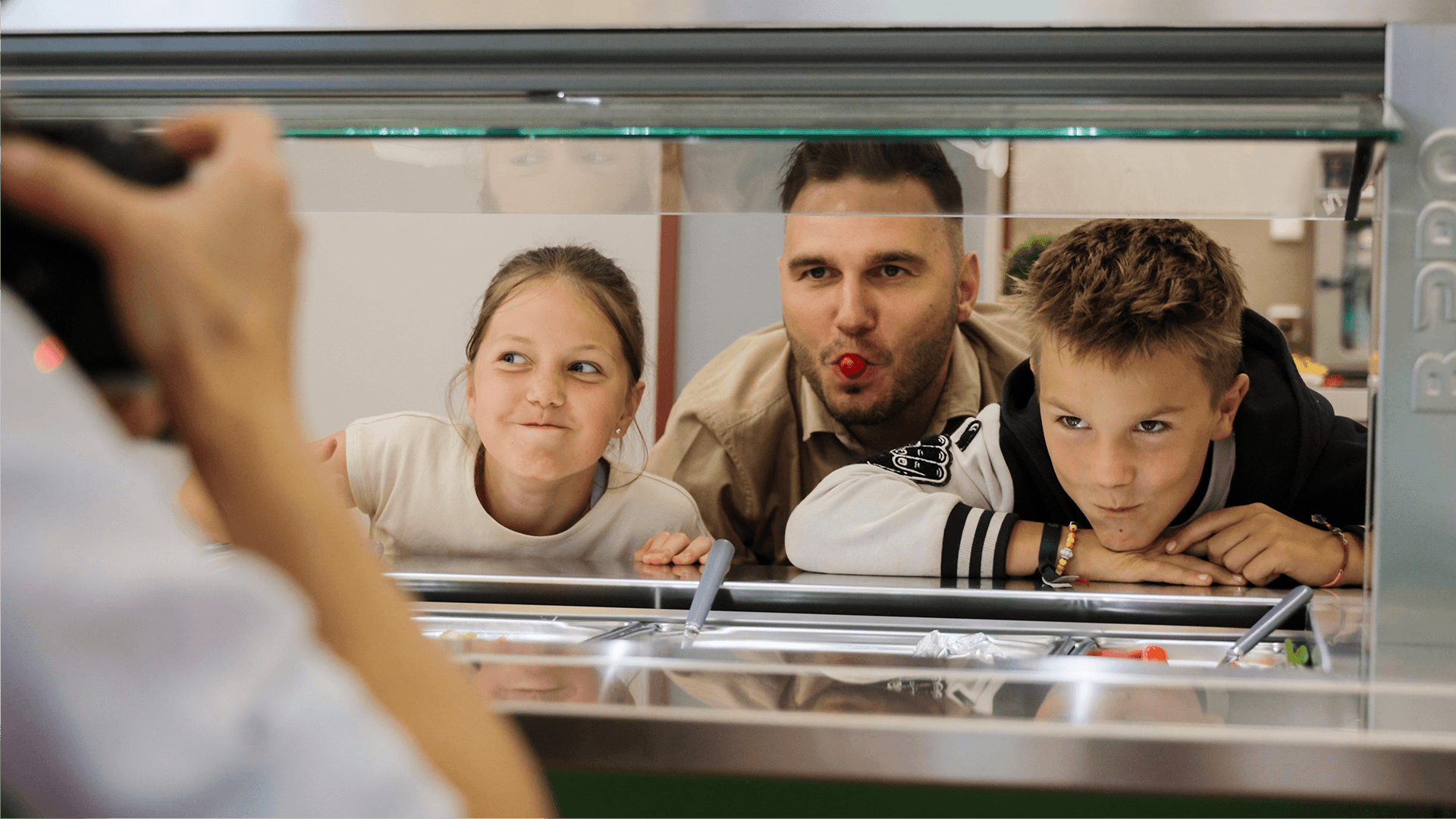 Product manager Patrick Hilpp handing over a BASIC LINE Kids salad bar as a donation from BPro