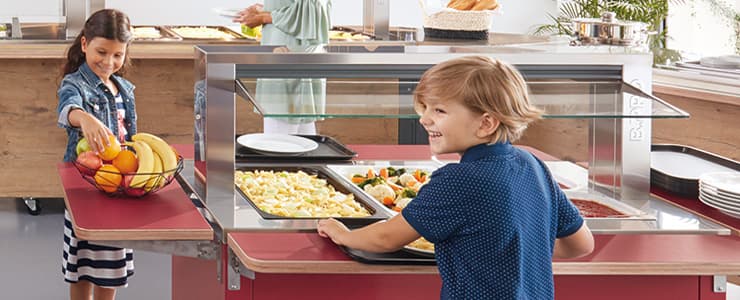 Les enfants reçoivent des repas scolaires de BPRO BasicLine