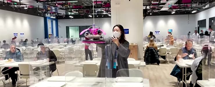 Roboter liefert Essen aus